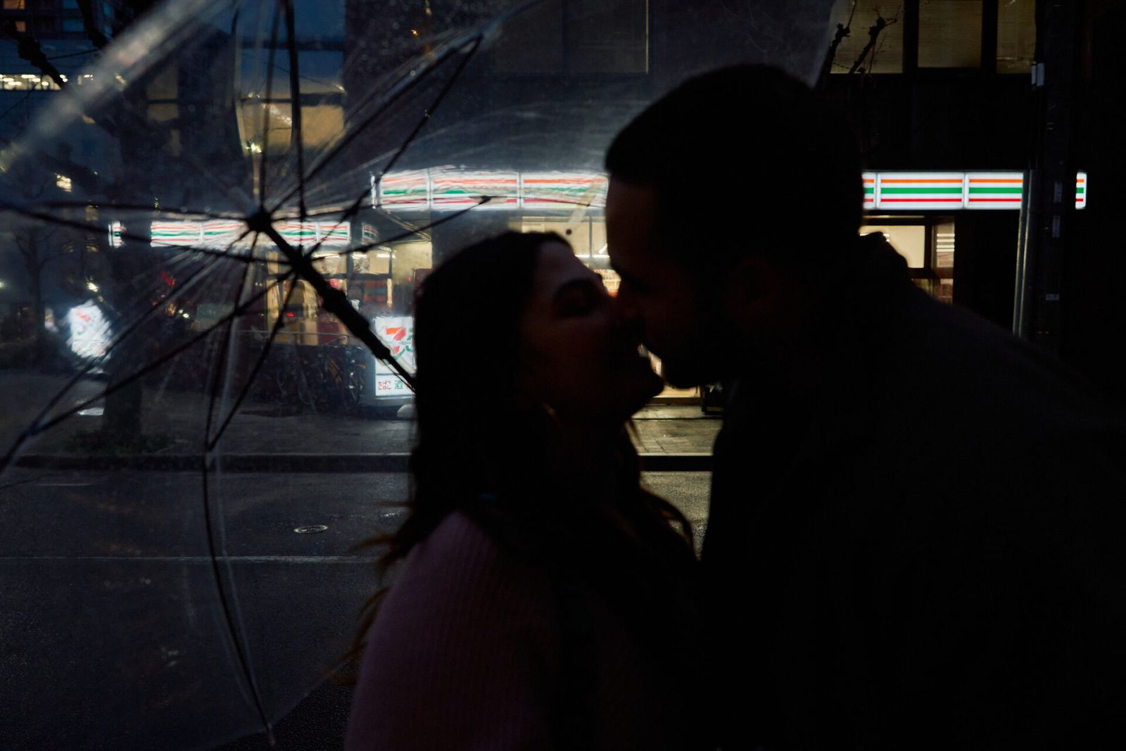 Silhouette night kiss